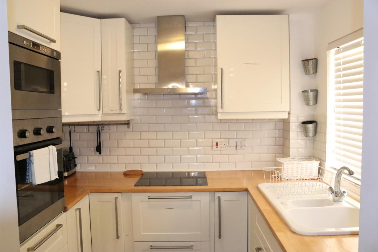 Garland Modern Apartment With Private Garden & Parking Dartford 5 Bagian luar foto