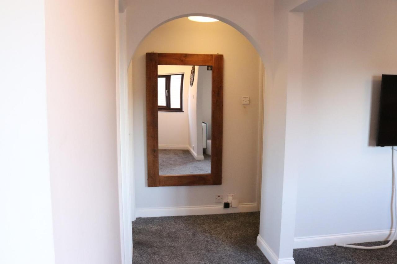 Garland Modern Apartment With Private Garden & Parking Dartford 5 Bagian luar foto