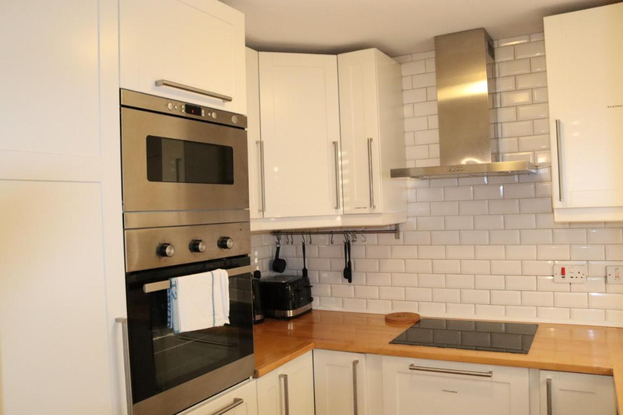 Garland Modern Apartment With Private Garden & Parking Dartford 5 Bagian luar foto